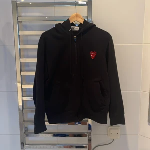 Comme dra Garcons zip - Säljer min Comme des garcons zip för att den är för liten, bra skick använd ett fåtal gånger. Pris kan diskuteras Nypris ca 2800kr