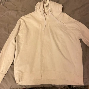 Hoodie - Säljer en hel hit hoodie då jag inte använt den på länge.  Det är super skön och fin. Ny pris 299kr