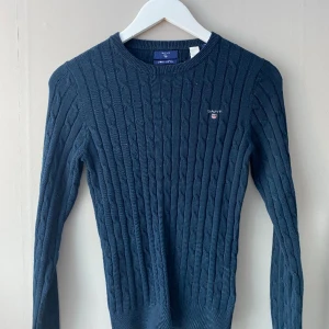 Gant marinblå stickad tröja stolek xs  - Stretchigt material så passar även dig med större/mindre stolek. Har inte kommit till användning och nypris kring 1000-1500 mitt pris 500💕