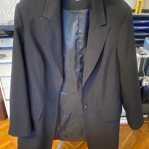 A black vintage blazer from Lindex in size 48. It’s in very good shape and is oversize so will fit most people!