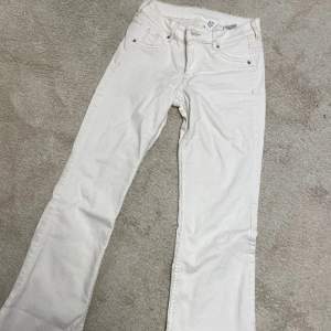 Vita lowwaist bootcut jeans från HM, säljs då det inte är min stil. Storlek 34 och som nya, kan skicka mått och fler bilder om det önskas