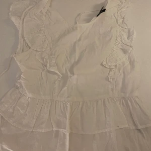 Vit volang topp från vero moda - Super söt topp som aldrig är använd 💕