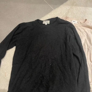 Stickad tröja  - Jättesköna kashmirinsperande tröjor, som nya då jag inte kunnat använda den så mycket 