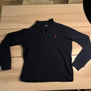 Polo Ralph Laurent halv zip - En snygg polo Ralph Laurent half zip för endast 699. Storlek S! Väldigt bra skick 
