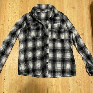 Jacka - En rutig jacka, använd ett fåtal gånger. Storlek S 