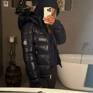 Intressekoll på min marinblåa moncler maya i storlek 14 vilket motsvarar xs/s i vuxenstorlek, passar mig som är 173. Den är köpt denna vintern så har inte alls kommit till stor användning.Jag har moncler dustbagen,tags & digitalt kvitto som medföljer