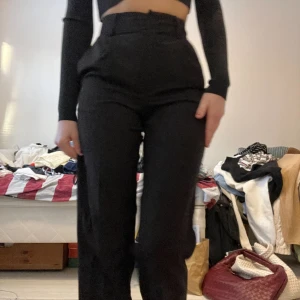 Kostymbyxor  - Klassiska kostymbyxor, ett måste! Insydda i midjan hos skräddare 🪡 🧵 NYPRIS 500