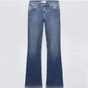 Säljer nu mina Low waisted Zara jeans då de tyvärr blivit för små. Strl 34 och bra skick💗