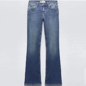 Zara jeans - Säljer nu mina Low waisted Zara jeans då de tyvärr blivit för små. Strl 34 och bra skick💗