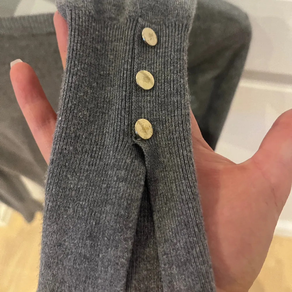säljer denna fina grå tröjan från zara med knappar och slitt i armarna 💓. Tröjor & Koftor.