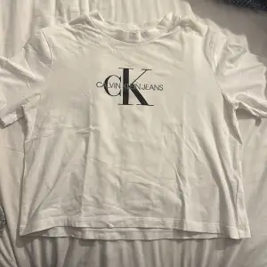 vit t-shirt från calvin klein. säljer den då den inte kommer till användning.