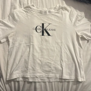 T-shirt - vit t-shirt från calvin klein. säljer den då den inte kommer till användning.