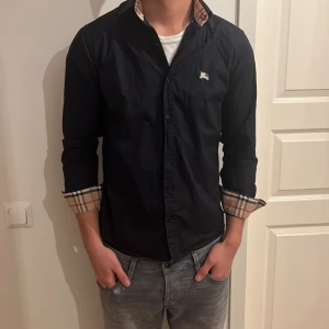 Burberry skjorta - En väldigt snygg byrberry som är använd 2-4 gånger, säljer för att den är för liten på mig då jag brukar bära m/l men denna passar bättre på en s/m. Kom pm vid vilka som helst frågor!😁