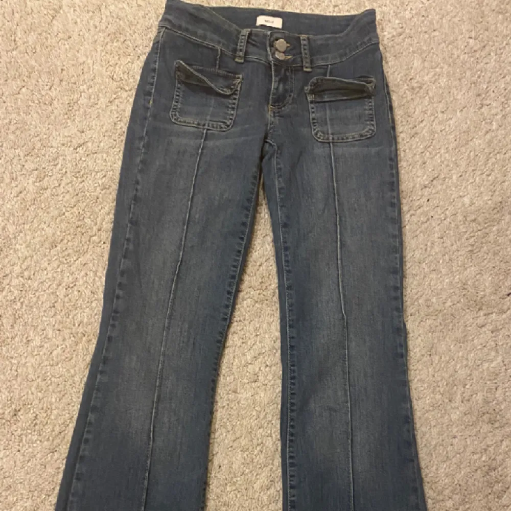 Säljer mina Nelly jeans!✊ Jag har inte använt de jättemycket men ändå såpass mycket att jag trampat sönder de lite (se bild 2 & 3). 💖 Köpta för 699 kr!💸. Jeans & Byxor.