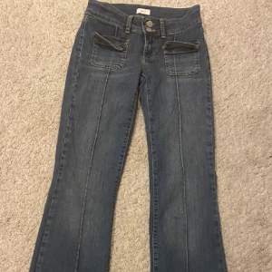Säljer mina Nelly jeans!✊ Jag har inte använt de jättemycket men ändå såpass mycket att jag trampat sönder de lite (se bild 2 & 3). 💖 Köpta för 699 kr!💸