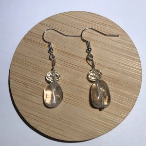 Örhängen  - Olika örhängen gjorda av vackra facetterade glaspärlor, kristaller. mm, som blivit över vid smyckestillverkning. Pärlor går inte att välja så man får slumpmässigt. Kontakta gärna vid frågor🌺☺️💍 blir billigare om man också köper något annat. 