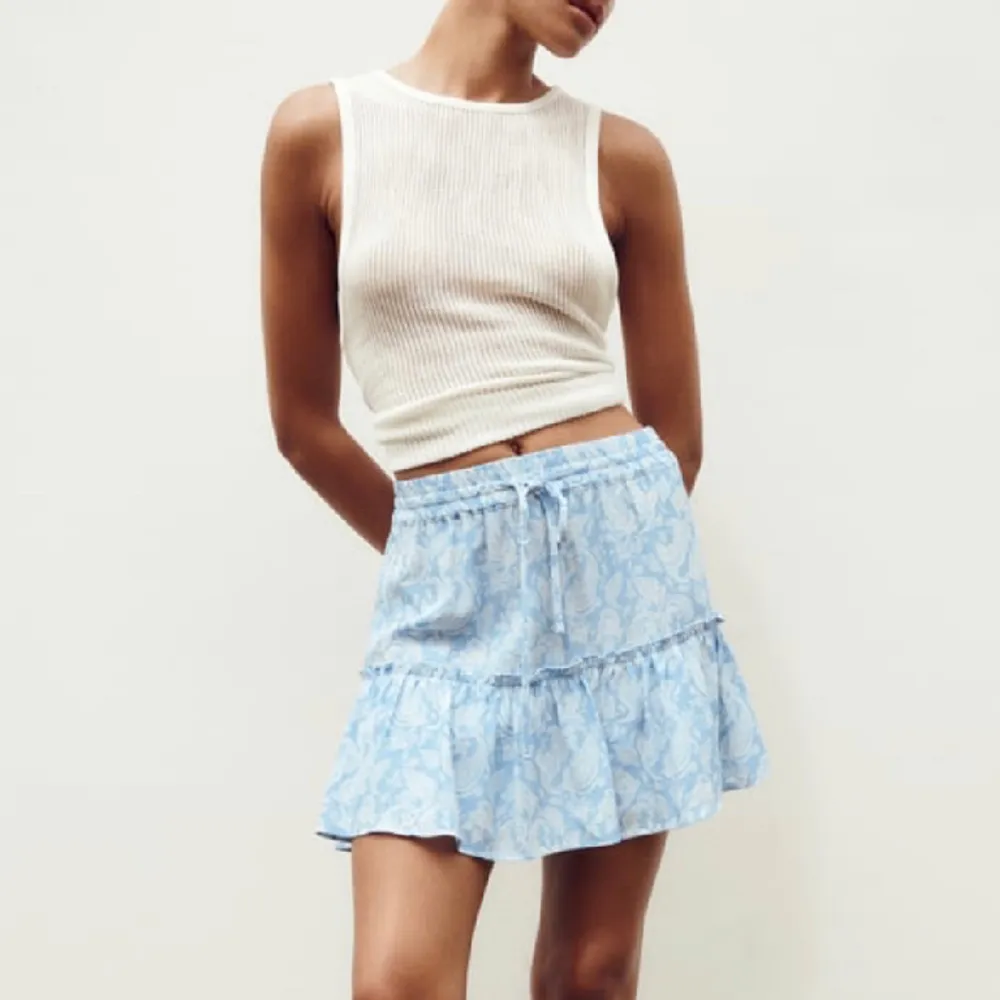 Super fin mönstrad kjol från zara med inbyggda shorts! 🤩Endast prövad med prislappen på. 200 kr plus frakt ❤️. Kjolar.