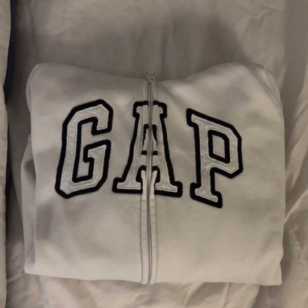 säljer denna gap hoodie, storlek m och är i ett hyfsat bra stick. Säljer den för 250 + köparen står för frakt ( kan även diskuteras)🥰🥰. Hoodies.