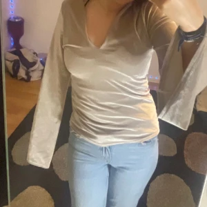Tröja - Lite sönder i in sidan så det syns inte. Storlek S. Färgen kommer som beige/guldig 
