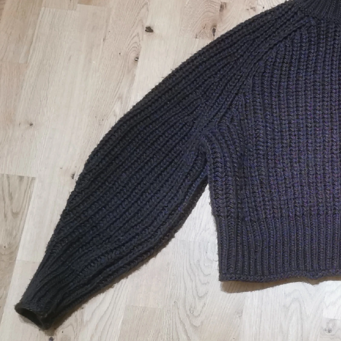 H&M stickat tröja med turtelneck. - 90