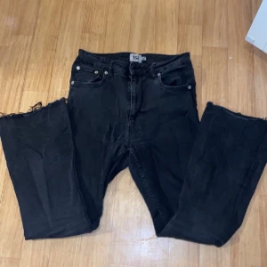 Svarta jeans - För små svarta jeans från lager 157 med bootcut (Bra skick)