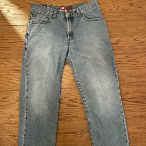 Levis jeans - Lågmidjade levis jeans. Köpta vintage.🩷