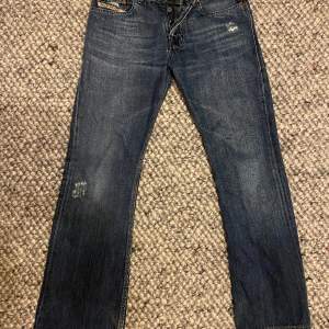 Storleken på dessa jeans är W28 L32. Skicket är väldigt bra, de är lite slitna i nederkanten där bak men det ser man på bilden. Nypris ca 1800kr från märket diesel och modell zathan. 