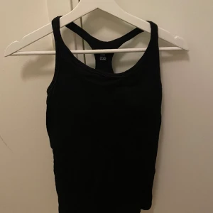 Ribbat Träningslinne  - Svart ribbat Träningslinne med inbyggd bh och inlägg som går att ta ur🩷