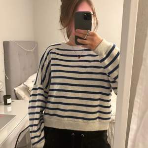 Säljer denna jättefina sweatshirt från Kappahl då den inte kommer till användning. Knappt använd så i fint skick. Den är grå med marinblåa ränder🫶🏻 storlek M men passar en S också!