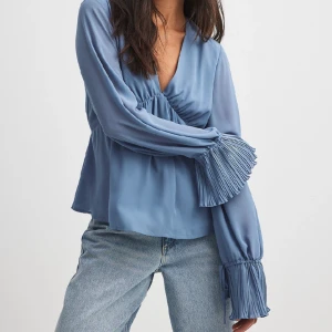 Blus från NA-KD - Superfin blus från na-kd, helt oanvänd med lapparna kvar. Säljer då jag beställde i två storlekar och inte hann skicka tillbaka😅 Nypris 399