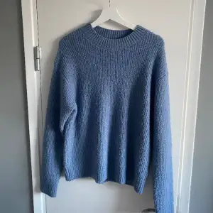 säljer denna blåa stickade tröjan från hm💓 perfekt till ett par linnebyxor i sommar