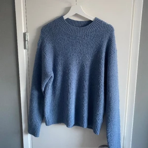 blå stickad tröja - säljer denna blåa stickade tröjan från hm💓 perfekt till ett par linnebyxor i sommar