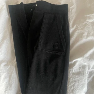 Juicy byxor - Svarta Juciy byxor💗 är i mycket bra skick, köpta för 1200kr🙌🙌