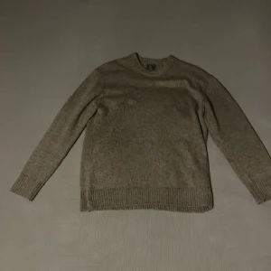 Brun stickad tröja - En brun stickad tröja från hm i storlek medium, lite nopprig men inga hål eller skador, sälj på grund av att den är för stor för mig