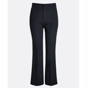 svarta kostymbyxor från bikbok - svarta midwaist kostymbyxor från bikbok, modellen heter Vilma och nypris är 499 kr💕