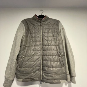 Moncler Cardigan - Moncler Cardigan i ett riktigt bra skick. inga fläckar eller repor och knappt använd. Den är storlek S/M. Vid frågor är det bara att höra av sig. vid snabb affär kan jag sänka priset👌🏻