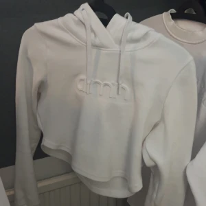 Aim’n hoodie - Den är ganska kort, men sitter bra.  Den är i väldigt bra skick, nästan aldrig använt den. 