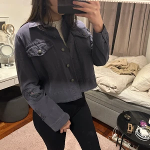 Jeansjacka, Odd Molly - Storlek 2 (M) skulle säga att den är liten i storlek. Den är knappt använd (finns prislapp).