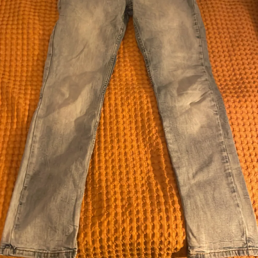 Säljer dessa par Levis 511 i storleken W31 och L32. Mitt pris är 299 kronor och nupriset är 800 kr. Skicket på jeansen är 7/10 då Levis logan är lite trasig. Jag står  inte får postens SLARV!. Jeans & Byxor.