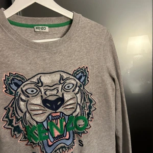 Kenzo tröja  - Jätte bra skick då jag inte kunnat använda den för att den varit för liten. Den är hel grå med ett stort kenzo tryck på framsidan 