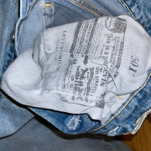 Levis 501 för endast 199kr - Jeansen är använda men fortfarande i bra skick! Jag säljer dem pga att de är för små för mig. W23 L26  Nypris 1200kr