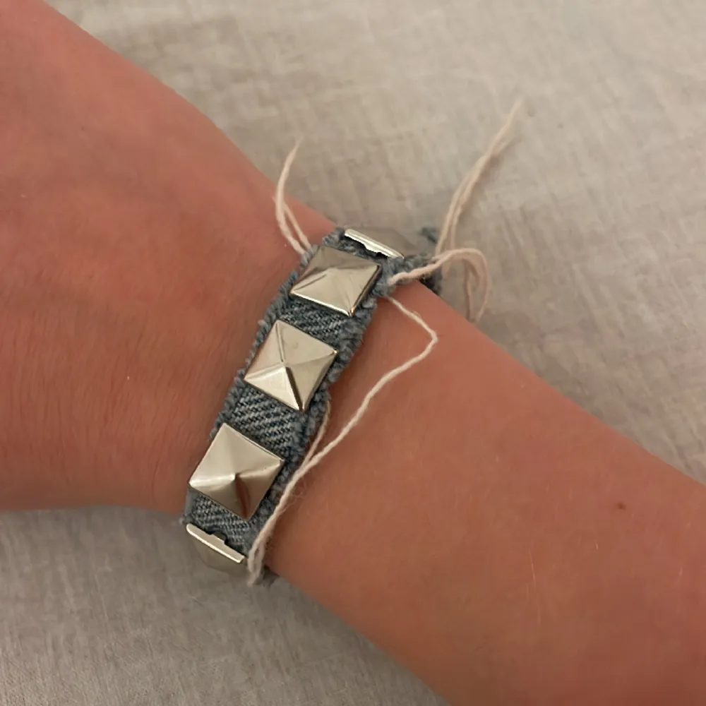 Finns i guld och silver i 3 olika färger skriv vilken du vill ha 💕den har två hål beroende på hur knappen passar på din arm . Accessoarer.