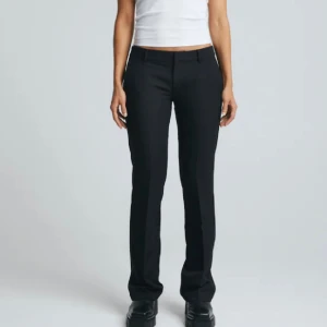 kostymbyxor med slit - säljer mina bikbok kostymbyxor som är lågmidjade med en slit, då dem är för små och inte kommer till användning❤️