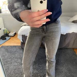 Säljer mina gråa full lenght flare jeans från Ginatricot då de tyvärr har blivit för små inte mycket använda och i fint skick 😊jag har klippt dom längs nere vi benen men passar mig i längd som är 167