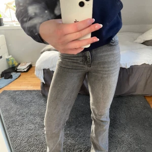 Gråa jeans  - Säljer mina gråa full lenght flare jeans från Ginatricot då de tyvärr har blivit för små inte mycket använda och i fint skick 😊jag har klippt dom längs nere vi benen men passar mig i längd som är 167