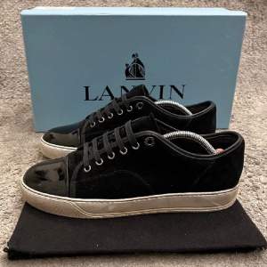 Ett par feta Lanvin skor i storlek ( UK 9) vilket motsvarar storlek 43. Dem är nyskick. Mitt pris är 2600 som är väldigt bra pris för de skorna. Hör av er vid frågor eller funderingar Mvh Swee_reselling 😃