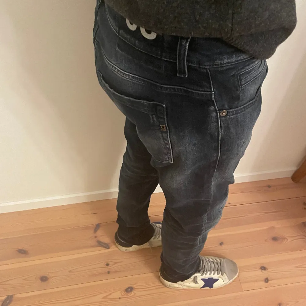 Hej, Säljer nu mina snygga jeans från dondup. Modellen heter george och de är i storlek 33. Slitningen på jeansen är en del av designen och ska vara så. Jag på bilden är 178cm och väger 70kg,(DE ÄR LITE STORA).Nypris runt 3200, Hör av er vid fågor. 🙌🏻. Jeans & Byxor.