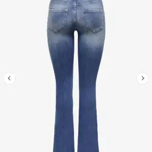 Säljer mina superfina gråa Only jeans då dom är lite försmå för mig i midjan. Dom sitter väldigt fint på och ör i superbra skick. Tveka inte att höra av dig vid funderingar och frågor!🩷
