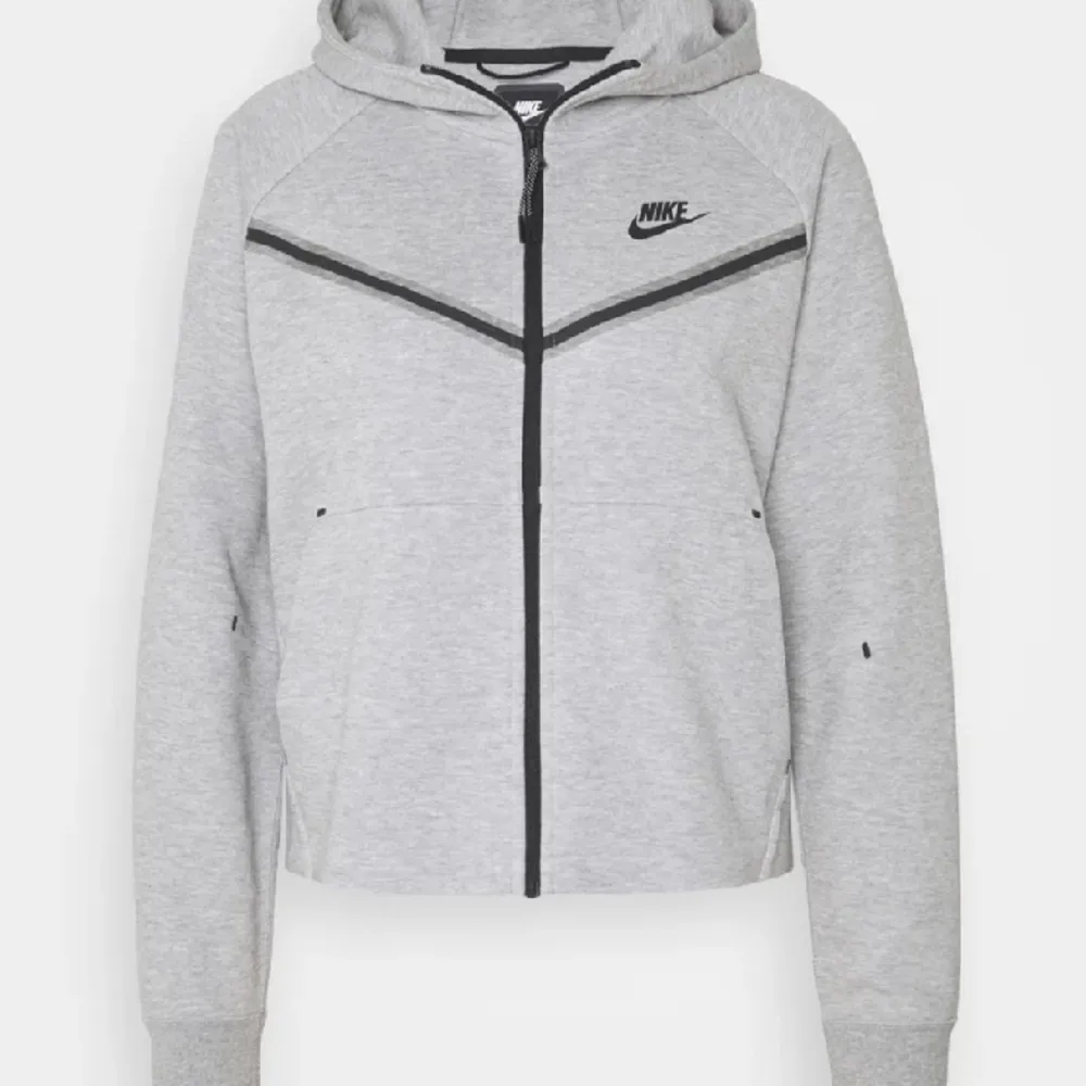 Säljer min nike tech. Den har används ett få tal gånger och finns inga anmärkningar på den. Ny pris var 1200kr . Hoodies.