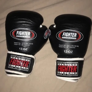 Boxningshandskar 12 OZ - Dom är 12 Oz handskar, använd ganska länge men fortfarande i okej skick